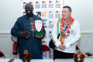Ibrahima BA, président de l'OIDT, reçoit le trophée de reconnaissance des mains du Master Chef Dr Abdessamad Hamrerras