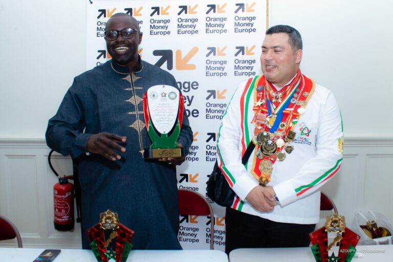 Ibrahima BA, président de l'OIDT, reçoit le trophée de reconnaissance des mains du Master Chef Dr Abdessamad Hamrerras