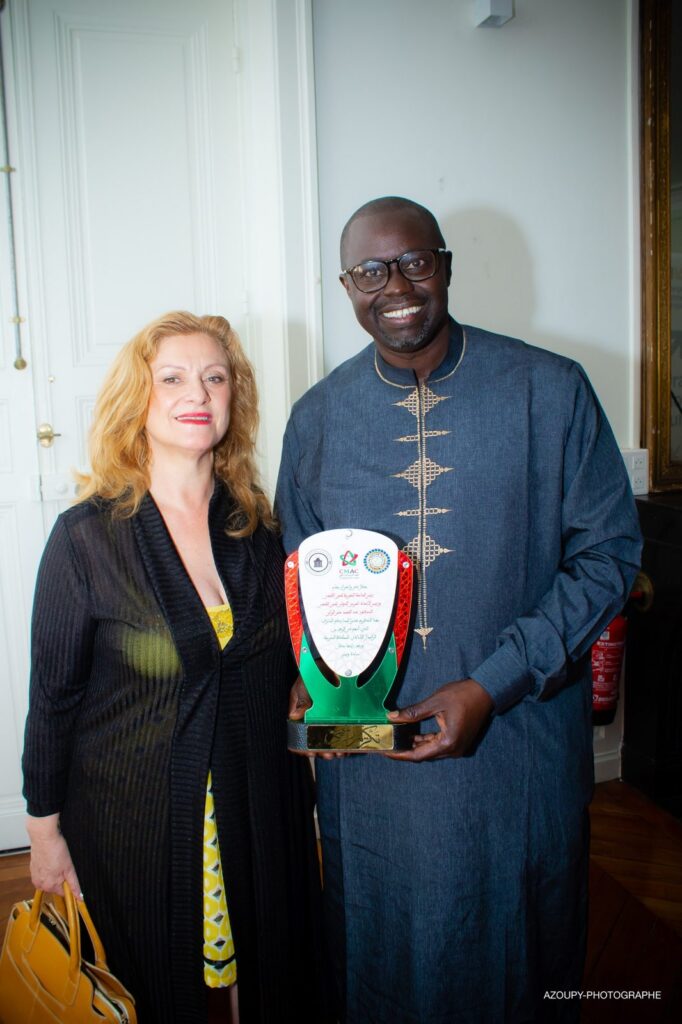 Ibrahima BA, président de l'OIDT, avec le trophée de reconnaissance remis à Paris