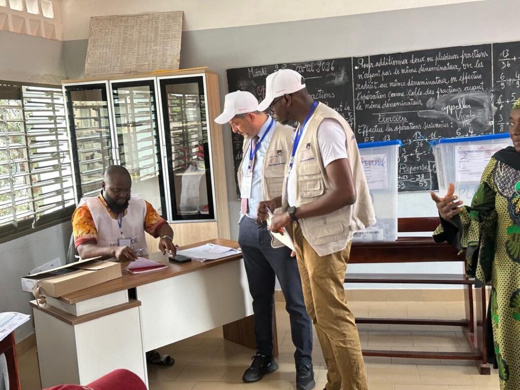 Observateurs de l'OIDT dans un bureau de vote lors du scrutin en Guinée